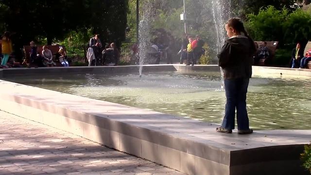 Магнолия в ботаническом саду. Flowering Magnolia in the Park. смотреть онлайн