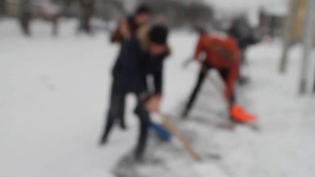 Уборка снега в доме семейного типа смотреть онлайн