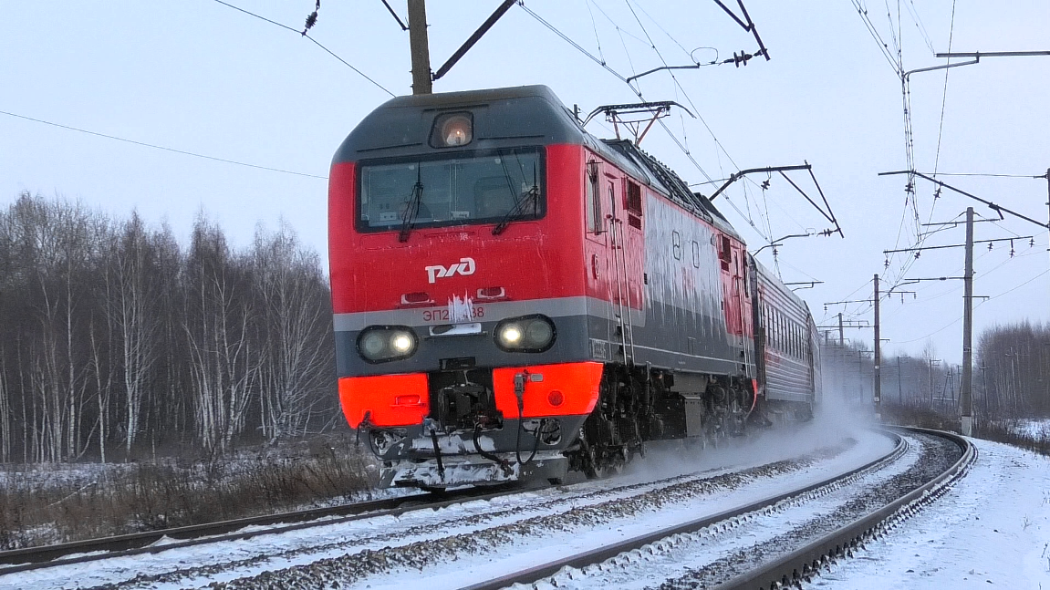 "В снежной пыли". ЭП2К-438 со скорым поездом «Дневной экспресс» Саранск — Москва смотреть онлайн
