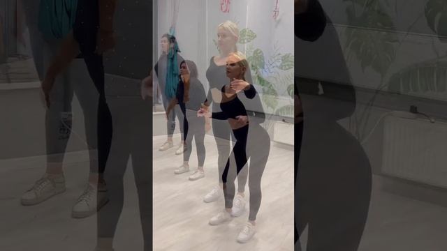 Разминка, бачата леди стайл класс #танцуй #bachata #рек #бачата #ladydance #ladystyle смотреть онлайн