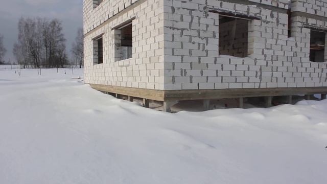 Дом из газобетона, построен на сваях с обязкой ростверком