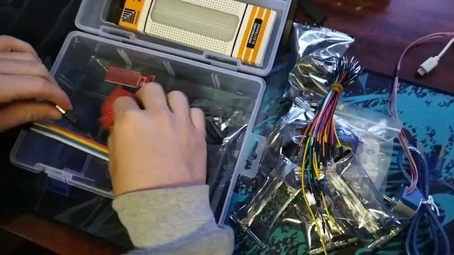 Распаковка Arduino Starter Kit RFID на базе Uno R3 в кейсе смотреть онлайн