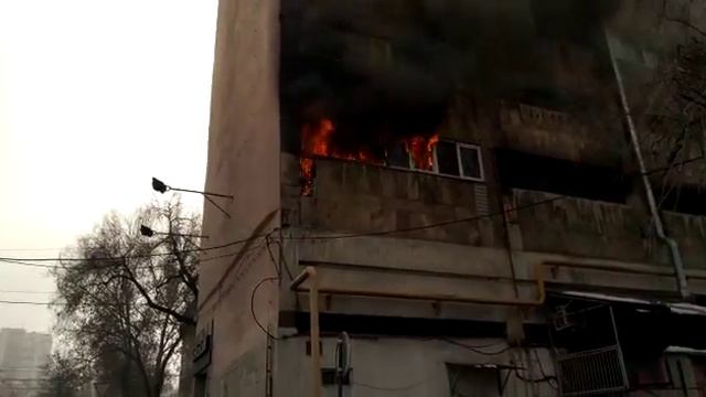 В центре Алматы произошел пожар в многоэтажке смотреть онлайн