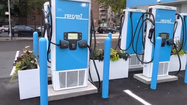 Is This The Urban EV Charging Solution? A Visit To Revel NYC Fast Charging Park смотреть онлайн