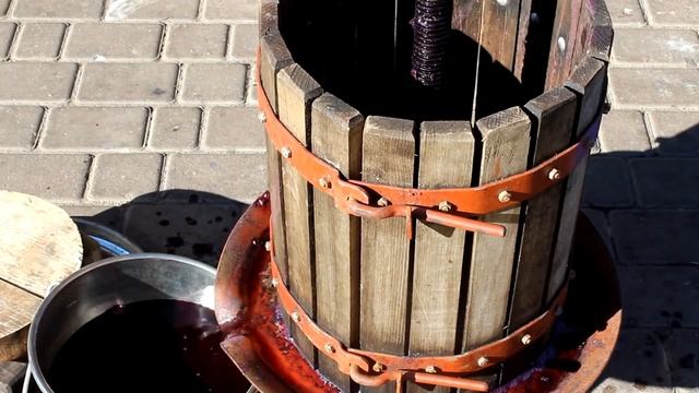 Напитки из винограда. Переработка урожая, сбраживание.