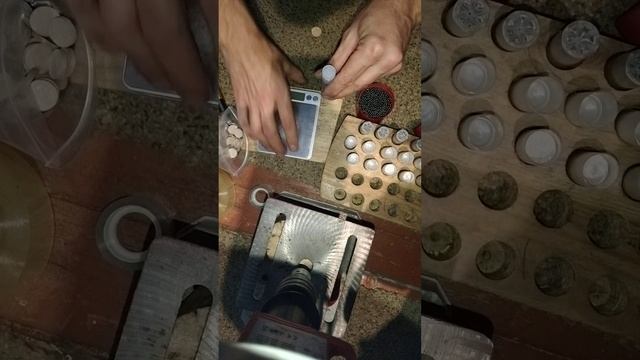 что делать если пыж -полуконтейнер не имеет хорошую обтюрацию и болтается в гильзе!! смотреть онлайн
