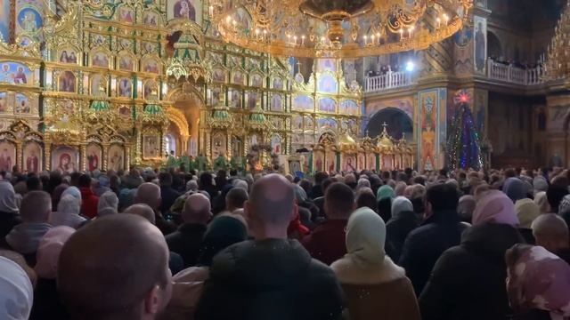 ПОЕТ ВЕСЬ ХРАМ! ОТЧЕ НАШ! УПЦ 2023 Почаев Почаївська лавра смотреть онлайн