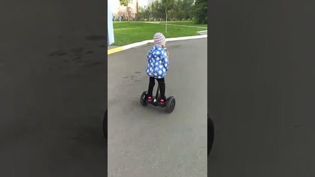 Как Даша девочка в 4 года катается на сигвее NINEBOT, Егор 10 лет скейт смотреть онлайн