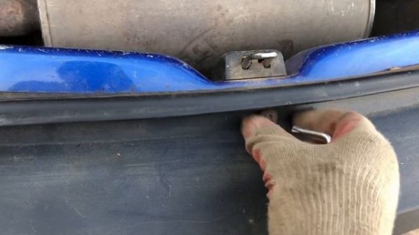 Замена заднего бампера Renault Logan