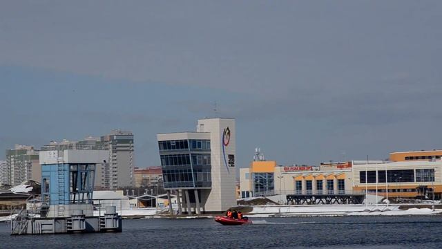 АЗИМУТ циклон 435 с мотором Меркури 25 л.с. 4 такта, четыре человека. смотреть онлайн