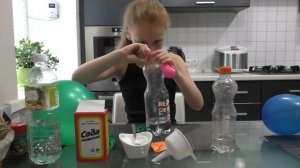 Как надуть шарик с помощью соды и уксуса