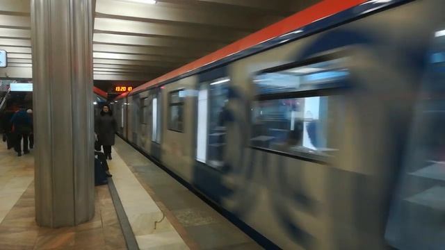 Поезд Москва на станции метро Октябрьское поле (2) смотреть онлайн