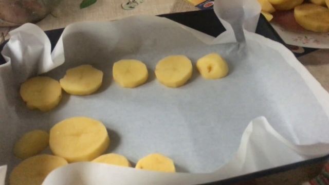 Толстолобик запеченный с овощами в духовке смотреть онлайн