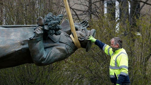 В ГД назвали письмо инициатора сноса памятника Коневу в ЕК позорным смотреть онлайн