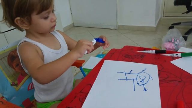 Даша рисует человечка( 2 года 9 мес). Строим железную дорогу. смотреть онлайн
