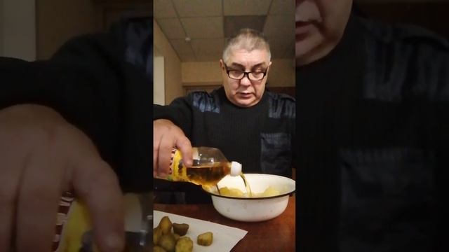 картошка в мундире с солёными огурчиком... смотреть онлайн