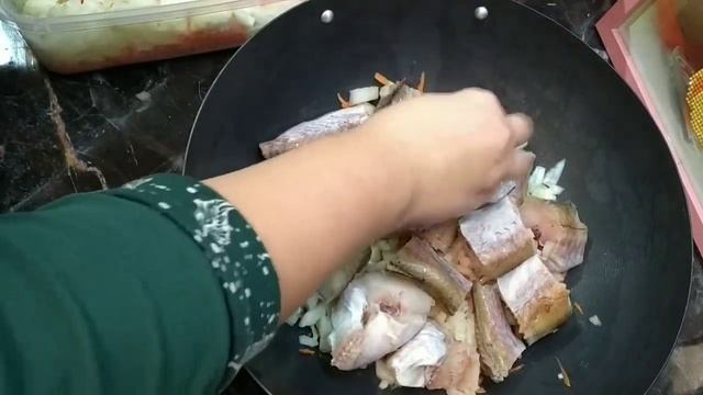 Минтай тушёный с овощами. смотреть онлайн