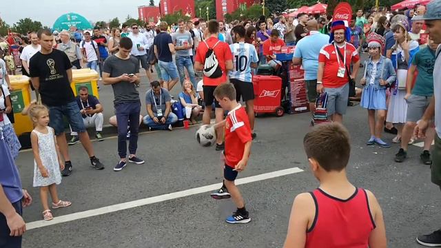 Футбол в фан зоне ЧМ 2018. Воробьевы Горы. смотреть онлайн