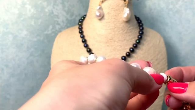 Двухрядное колье из чёрного и барочного жемчуга с кулоном. смотреть онлайн