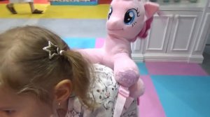 Катя в Дубаи День#8 едем в магазин игрушек катаемся с горки shoping in kids toy