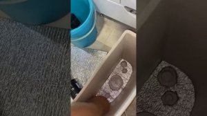 Сантехник монтирует утеплитель в бачок унитаза для предотвращения конденсата