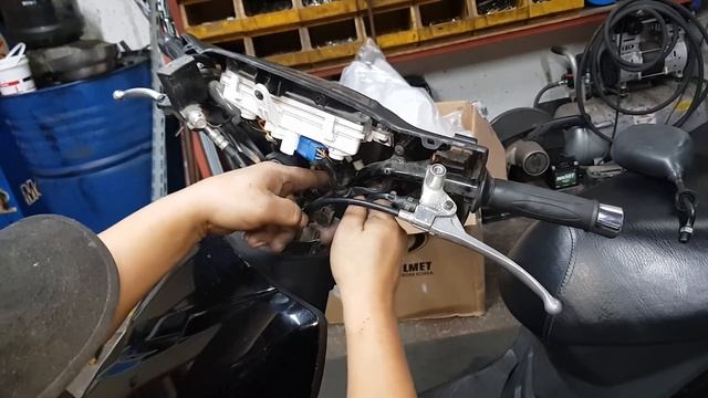 Motorcycle brake light lever switch defective repair replacement (Daelim VF100 scooter) смотреть онлайн