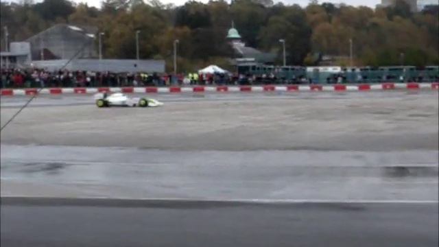 Jenson Button - Brawn F1 Car - Doing Donuts at Mercedes Benz World смотреть онлайн