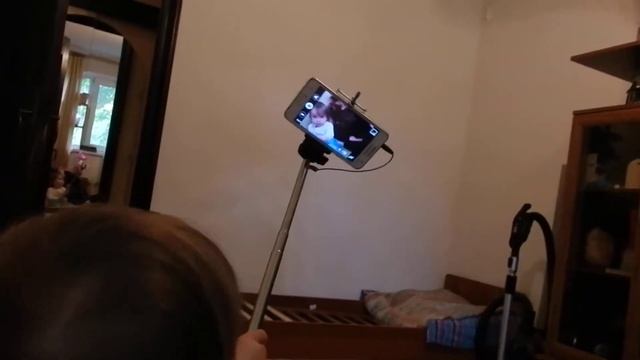 Ребенок снимает себя на селфи палку смотреть онлайн