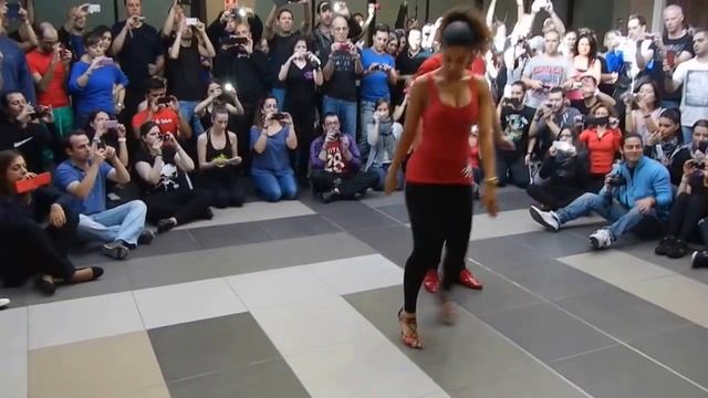 ATACA y LA ALEMANA - workshop (1/3) - Bachata con sentimiento - Figura completa explicadas смотреть онлайн