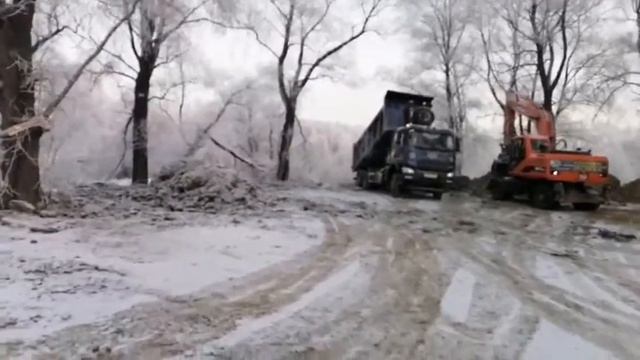 Строительная компания Брусника валит грунт на остров реки Обь смотреть онлайн