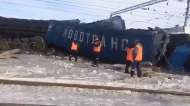 Сход 30 вагонов с углём на станции Мегет