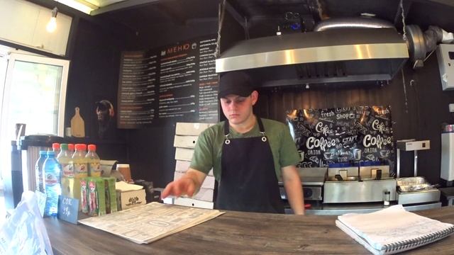 У моего дома открыли бургерную. Сходил, купил бургер смотреть онлайн