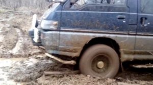 Мицубиси Делика месит грязь. Mitsubishi delica