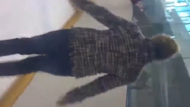 Женщина первый раз на коньках,ржач)) смотреть онлайн