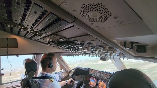 BOEING 747-400, short LANDING in Hong Kong Airport. (cockpit view) смотреть онлайн