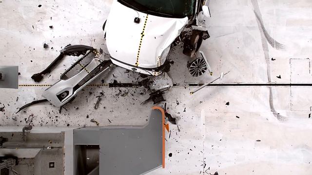2017 Kia Cadenza driver-side small overlap IIHS crash test смотреть онлайн