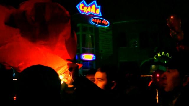 Китайский фонарик по-русски. Chinese sky lantern po-russki (Russian version) Запуск на свадьбе. 天 смотреть онлайн