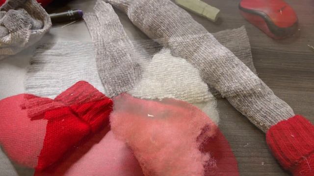 I sew the Gnome from old sweaters. Шью Гнома из старых свитеров смотреть онлайн