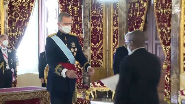 Su Majestad el Rey recibe la carta credencial del embajador de la República de Trinidad y Tobago смотреть онлайн