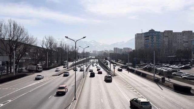 Любимый город Алматы. Движение на улице Саина.1 марта 2023. Kazakhstan. Almaty. March 2023 смотреть онлайн