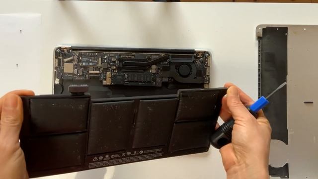 MacBook Air(11-inch, Mid 2013) のバッテリー交換をするよ смотреть онлайн