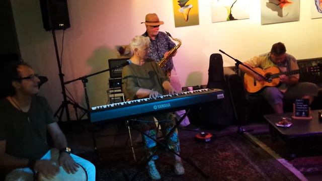 Anke aan de toetsen en zingen, Kars sax, Nourbadine bongo, Martin gitaar смотреть онлайн