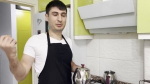 МУЖ ТУРОК ГОТОВИТ НАСТОЯЩИЙ ТУРЕЦКИЙ ЧАЙ ИЗ ДВОЙНОГО ЧАЙНИКА