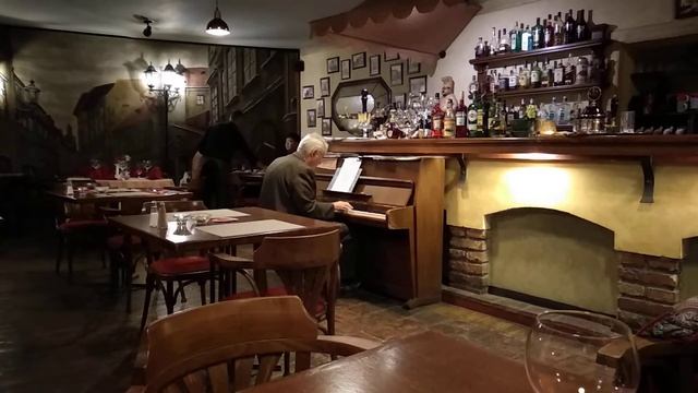 Фрагмент "All you need is love" в исполнении пианиста из ресторана "У Голема", Прага, 08.09.2018 смотреть онлайн