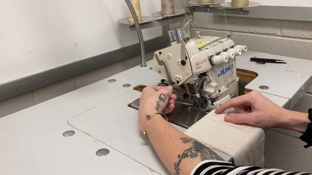 How to Use an Industrial Overlock Machine смотреть онлайн