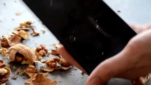 Безрамочный Vkworld S8 с аккумулятором на 5500 мАч. Смартфон которым можно колоть орехи!) смотреть онлайн