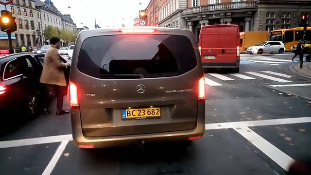Utålmodige folk i trafikken, ved Niels Juel / Nationalbanken смотреть онлайн
