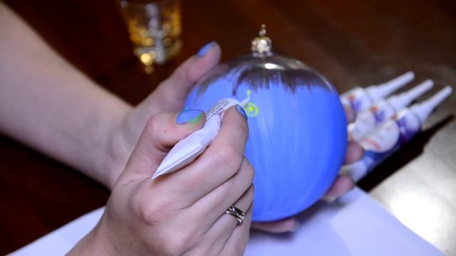 Расписываем елочный шар флуорисцентным контуром смотреть онлайн