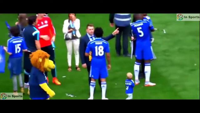 ФУТБОЛИСТЫ С ДЕТЬМИ ИГРАЮТ В ФУТБОЛ / ДЕТИ ФУТБОЛИСТОВ смотреть онлайн