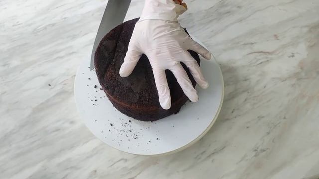 Шоколадный торт. ОЧЕНЬ ВКУСНЫЙ. Сборка торта. КАК РАЗРЕЗАТЬ БИСКВИТ НИТКОЙ. смотреть онлайн